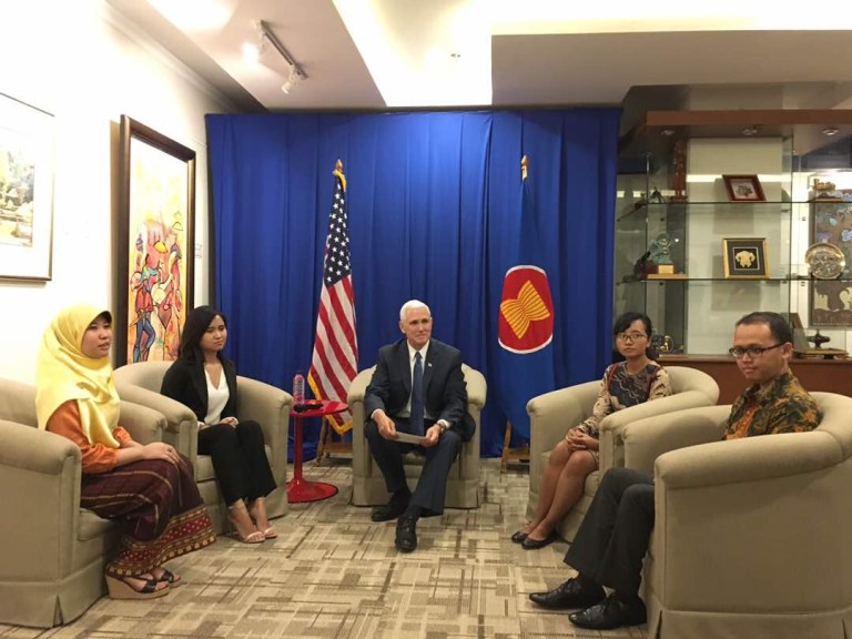 yseali-meet-with-vice-president-mike-pence-at-asean-secretariat-in-jakarta-indonesia_33330875124_o